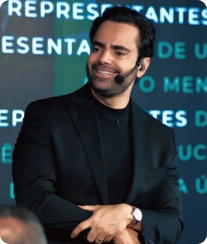 Raphael Costa, fundador do Grupo 220, palestrando
